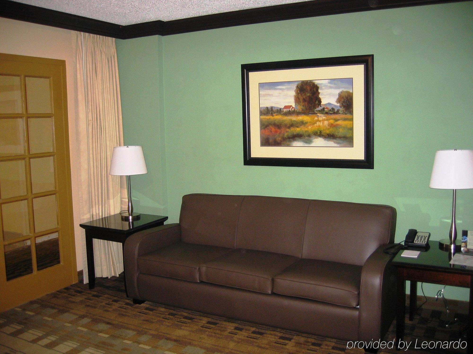 Crowne Plaza Suites Houston - Near Sugar Land Номер фото