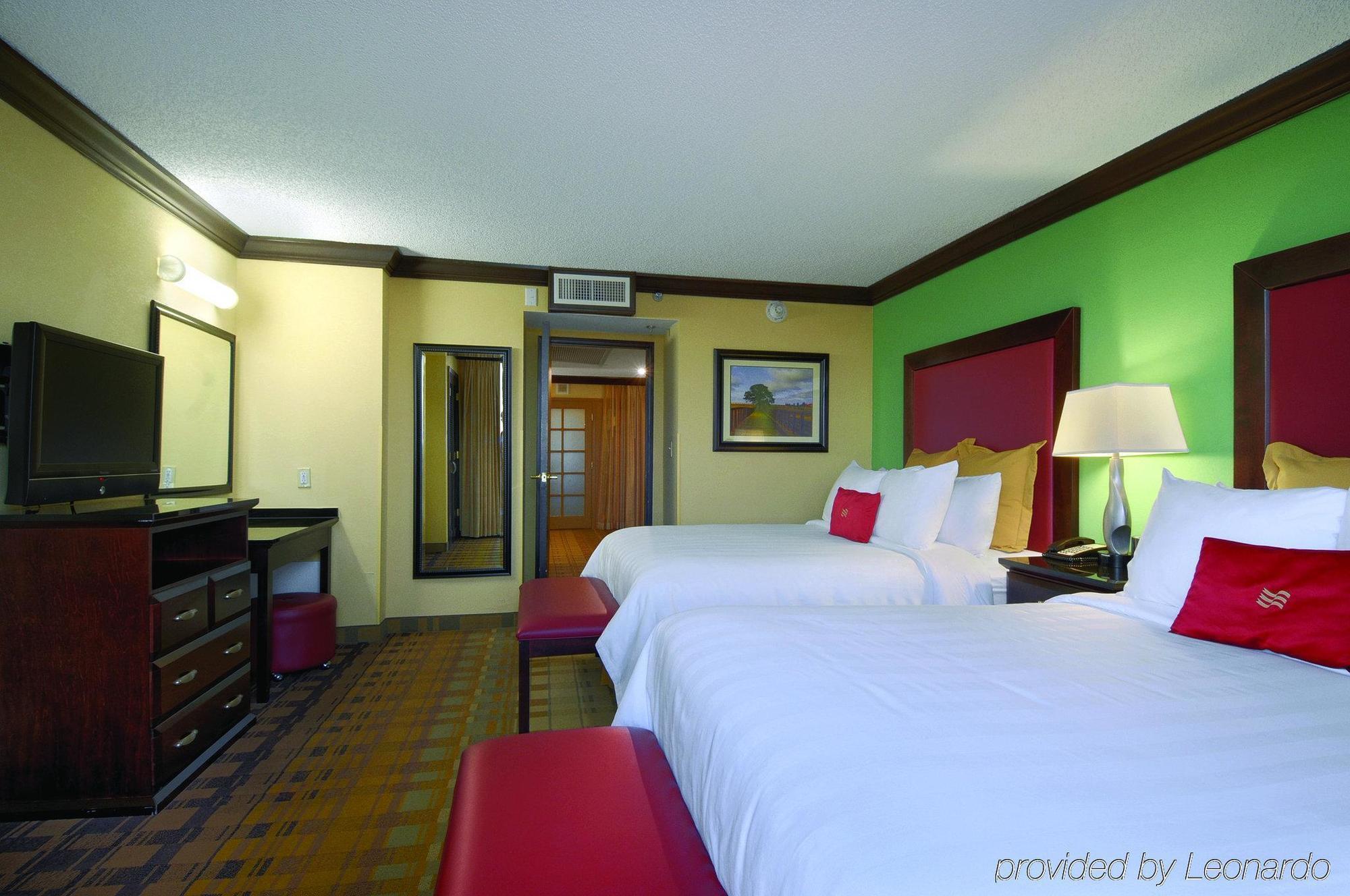 Crowne Plaza Suites Houston - Near Sugar Land Номер фото