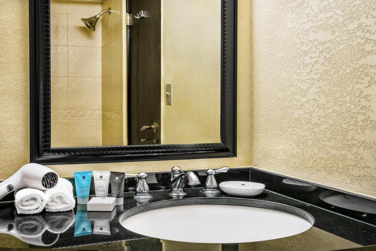 Crowne Plaza Suites Houston - Near Sugar Land Номер фото